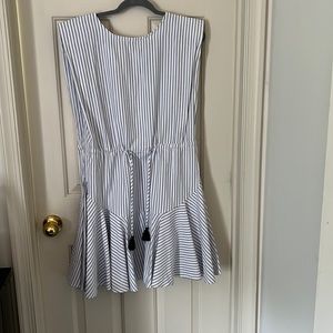 Never worn. Built in shoulder pads. Can tie to add a waist. Very flowy.